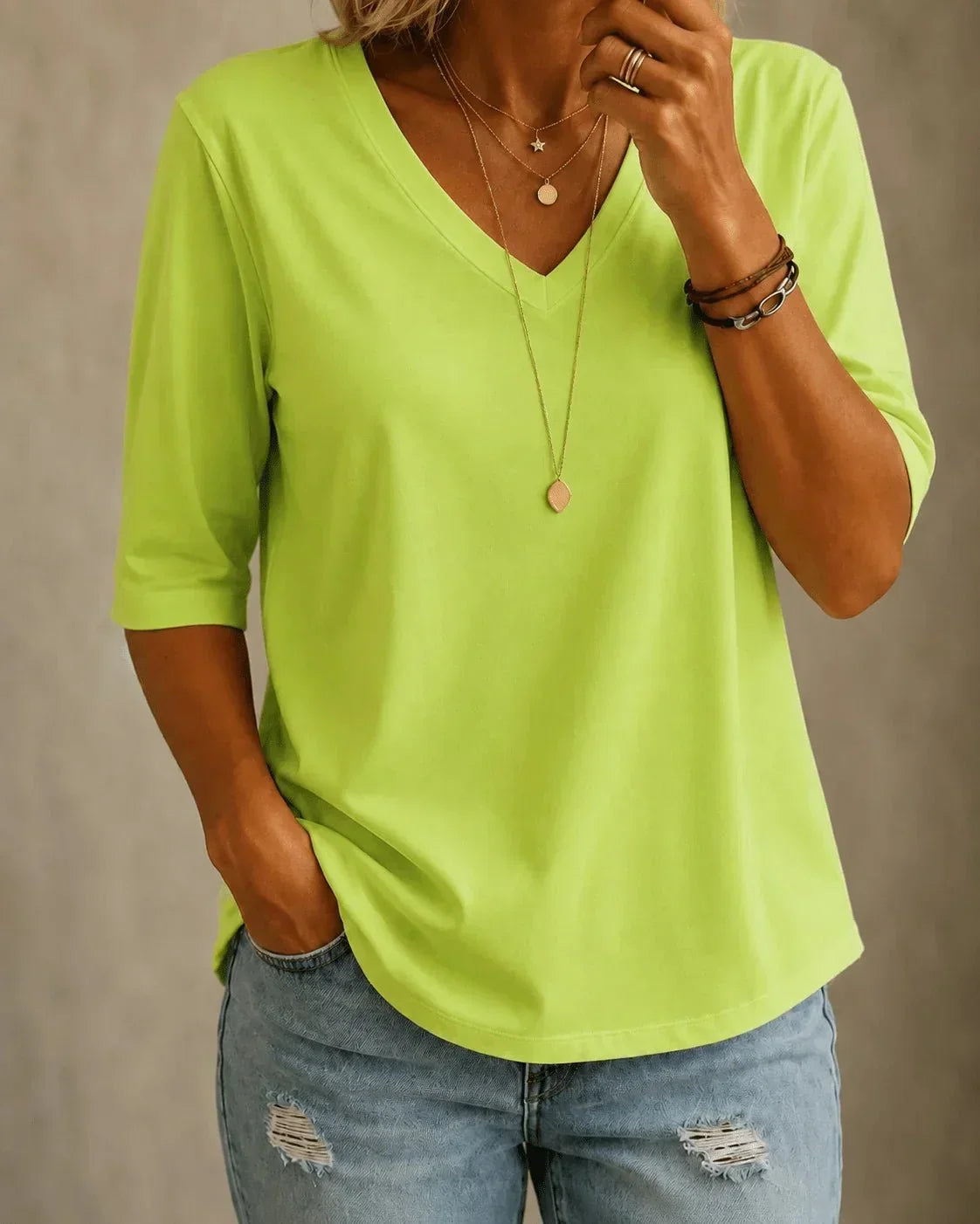 ALORA | CLASSIC V-NECK T-SHIRT